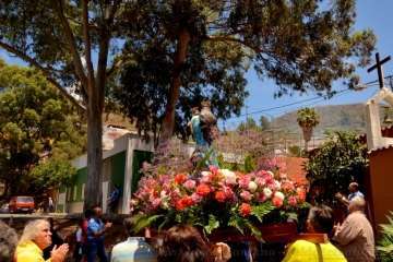 Un vecino echa un cable para la misa en Tecén (Foto Francisco J. Santana)